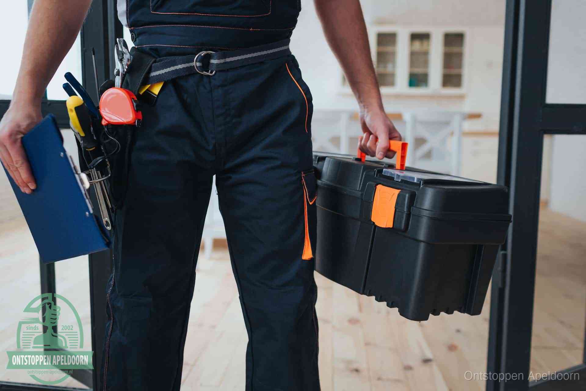 Een monteur met gereedschapsriem en klembord, klaar om een transparante prijs voor het wc ontstoppen in Apeldoorn te geven
