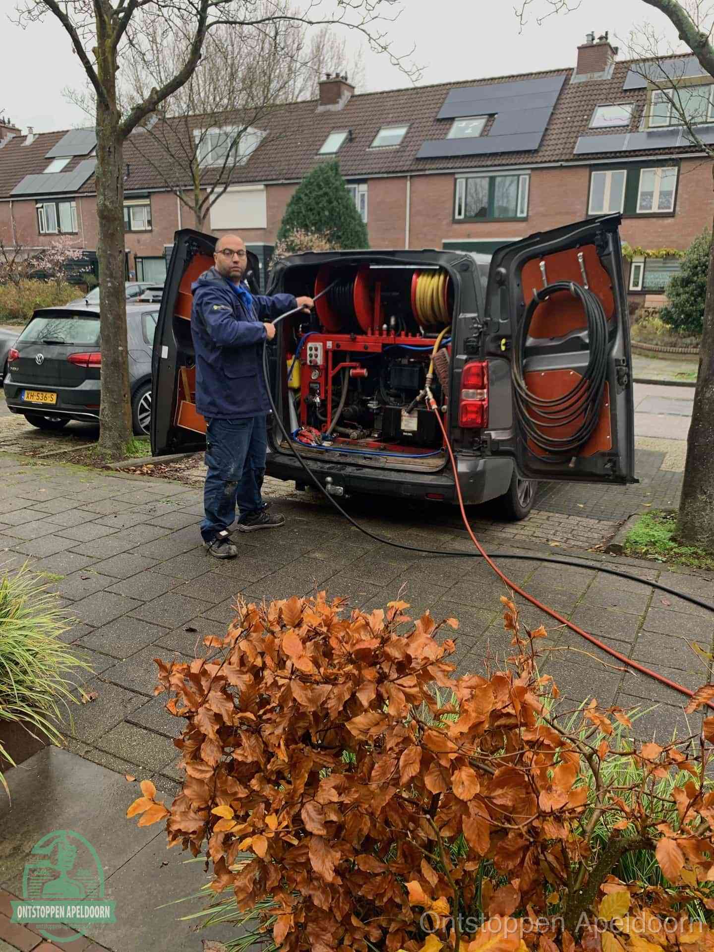 Rioolservice in de wijk in Apeldoorn