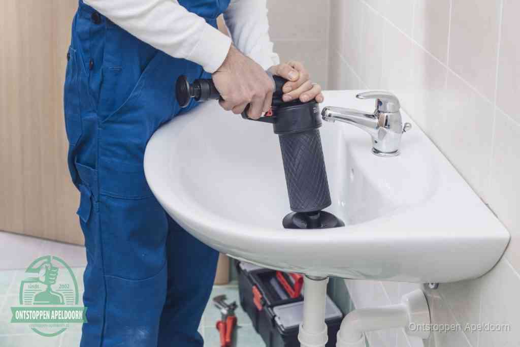 Een te ruwe doe-het-zelf poging met een handmatige perslucht-ontstopper op een sanitair-afvoer, een van de veelgemaakte fouten bij wc ontstoppen in Apeldoorn